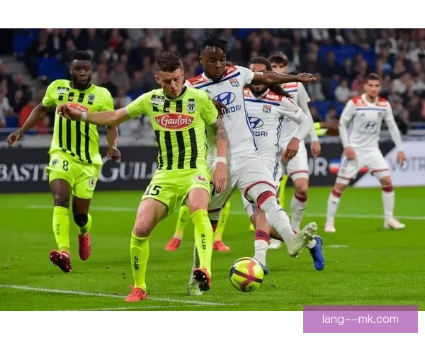 佛罗伦萨连续两年欧协联决赛遗憾屈居亚军难掩辉煌表现