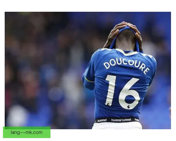 杜库雷在埃弗顿中场屡次后插上进球展现关键作用助球队连战连捷